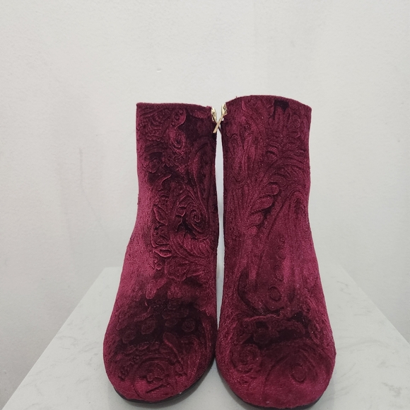 Zigi Soho Red Velvet Patterned Ankle Boots. Women's Size 7.5 - Picture 1 of 7